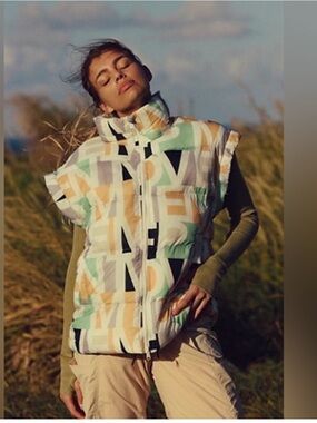 3243. FREE PEOPLE In A Bubble Printed Puffer Vest in Blocked Logo NWT $178